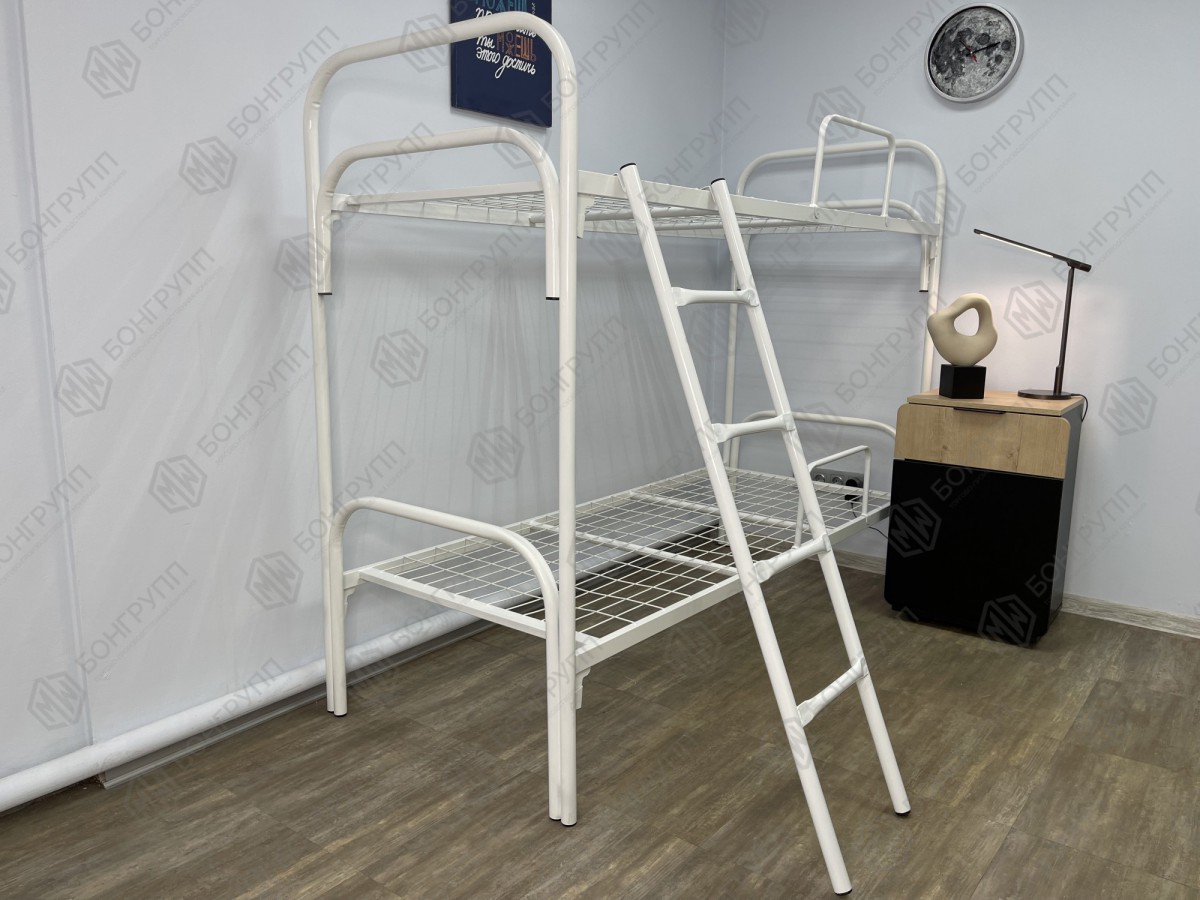 Кровать двухъярусная металлическая с лестницей и ограничителем